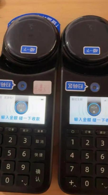 一位美国华人表示，中国的手机支付是最傻的事情，每次都需要掏出手机扫码，输入密码才