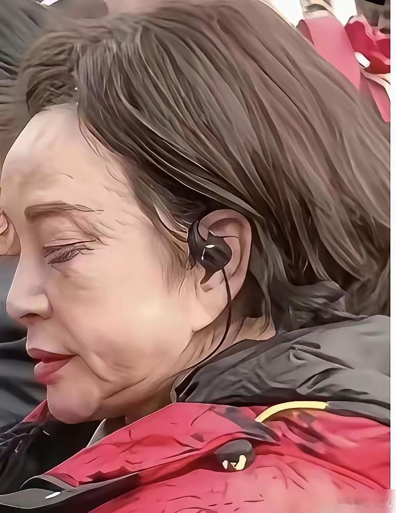 别再信什么优雅老去的毒鸡汤了，看看刘晓庆就懂了。75岁，抖音上千万粉丝，直播卖字