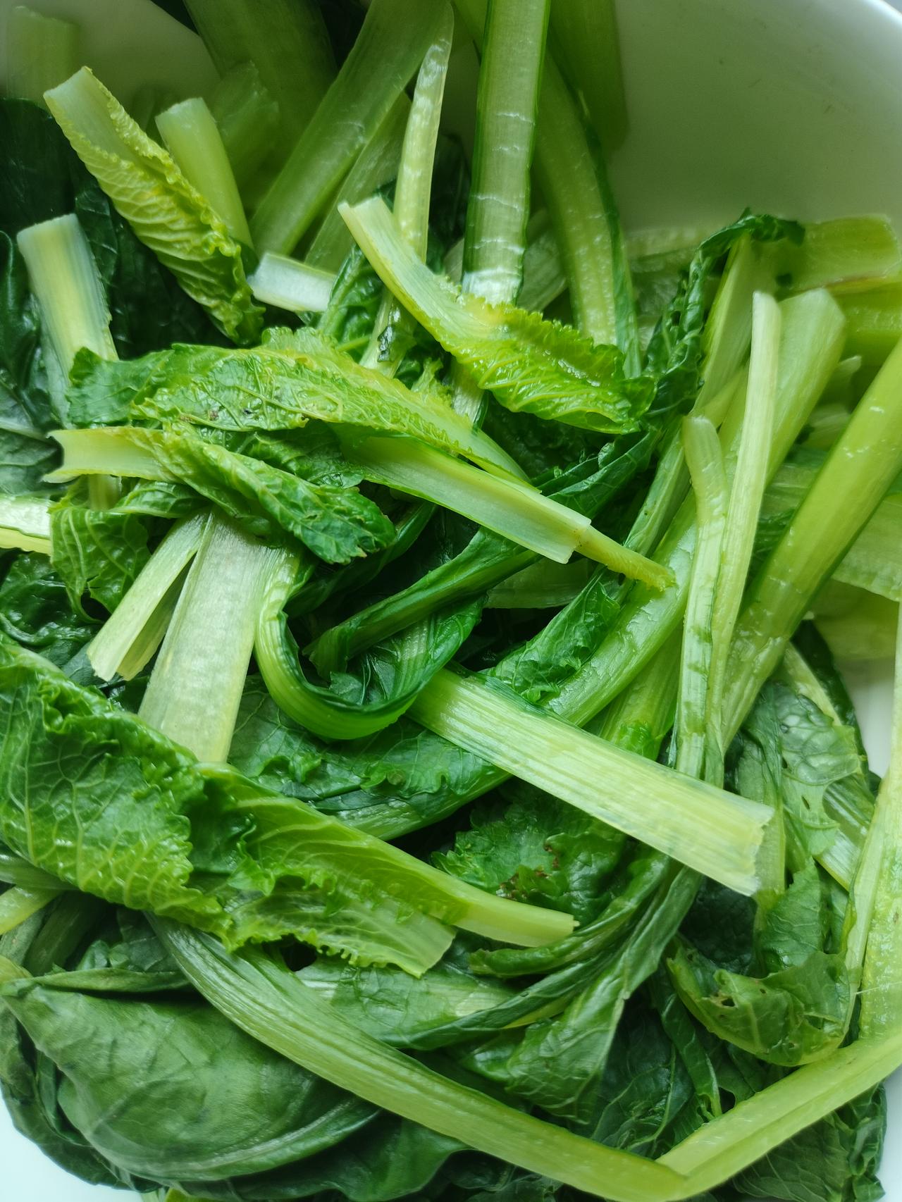 小白菜叶子上都是虫子眼，但是还是买了。昨天，想买一捆小白菜，打算吃饺子，这个小