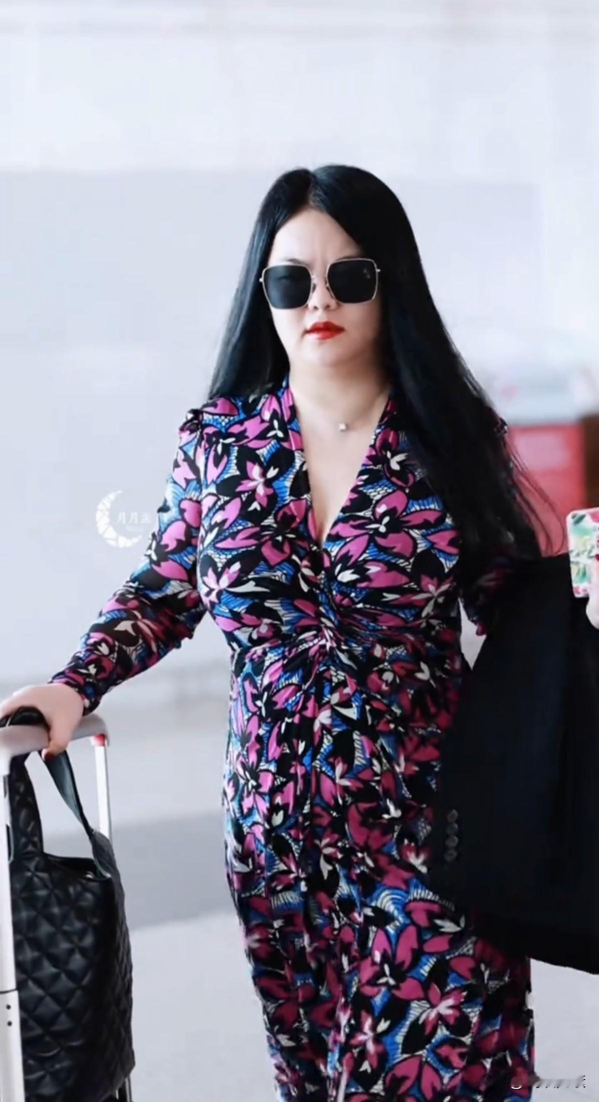 湖南卫视以前的台柱子李湘果然厉害，浑身霸气则露。