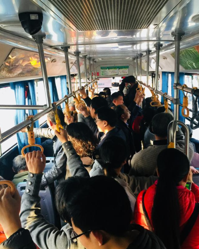 今早坐公交车去送孩子上学，在红凌小区站有个60岁左右男子没刷卡的上车，司机师傅喊