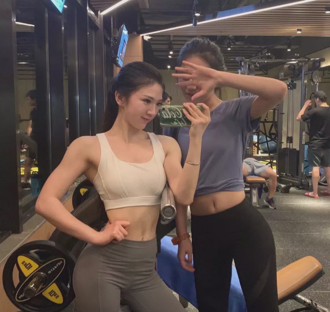 骨感女孩健身增肌7kg? 美过空姐, 身材太A了吧!