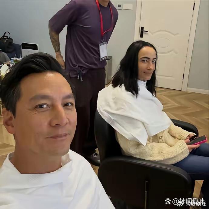 吴彦祖晒出和老婆的合照，看样子像是在陪着老婆理发​​​