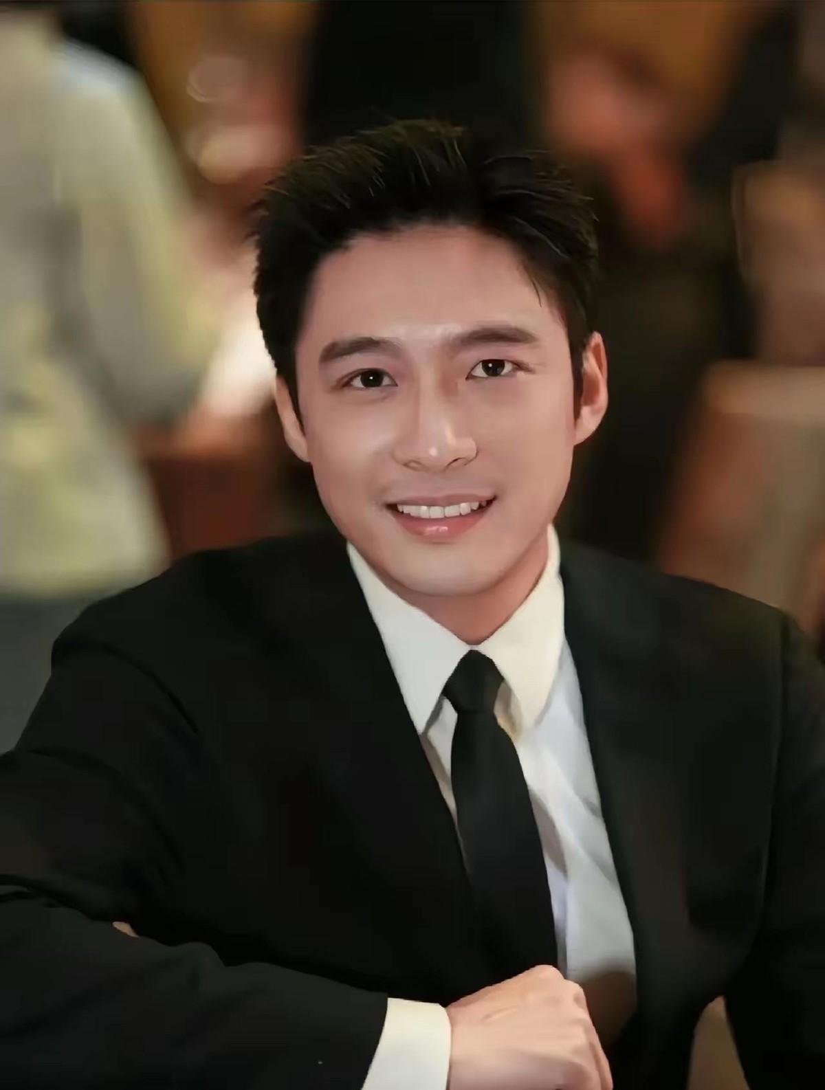 霍启山弟弟在雪山刚办完婚礼，全网转头就冲他喊：下一个轮到你。网友把旧采访翻出来