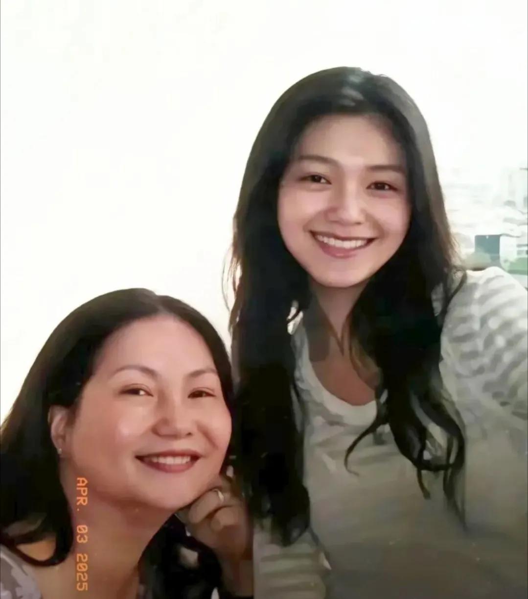 S妈否认偷卖大S珠宝。S妈在社交平台晒出母亲节的全家福，并回复了网友的提问。