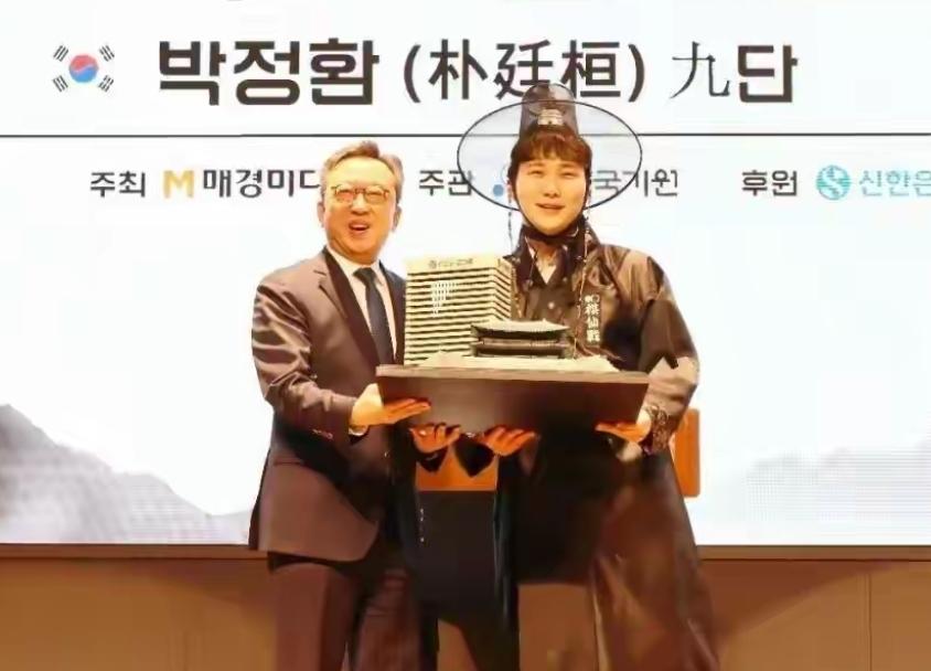 棋仙战魔咒仍在继续~第一局中盘脆败第二局侥幸扳平第三局技不如人李世石助