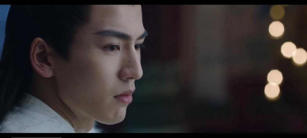 把张凌赫从帅哥拍成普男，只需要一个《宁安如梦》的镜头。我翻了他两部剧的深夜生图，