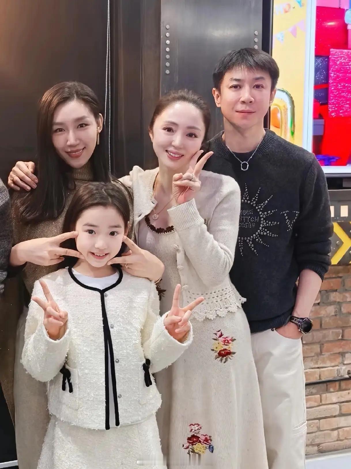 佟丽娅和陈思诚为儿子举办10岁生日聚会，张维伊也去了！其实也正常，现在张维伊和董