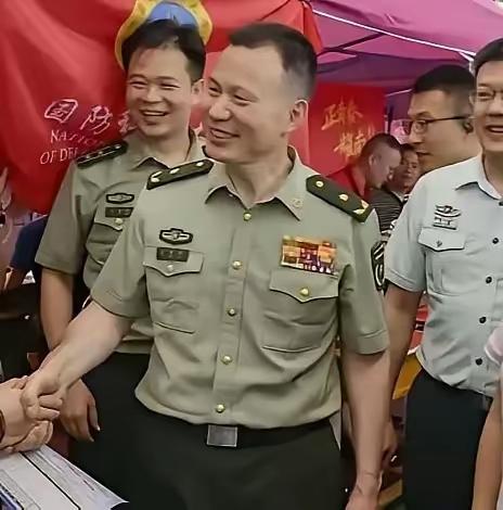 国防科大这次换帅实在有点意思，新校长雷勇军上任第一件事不是开会，而是直接跑到长沙