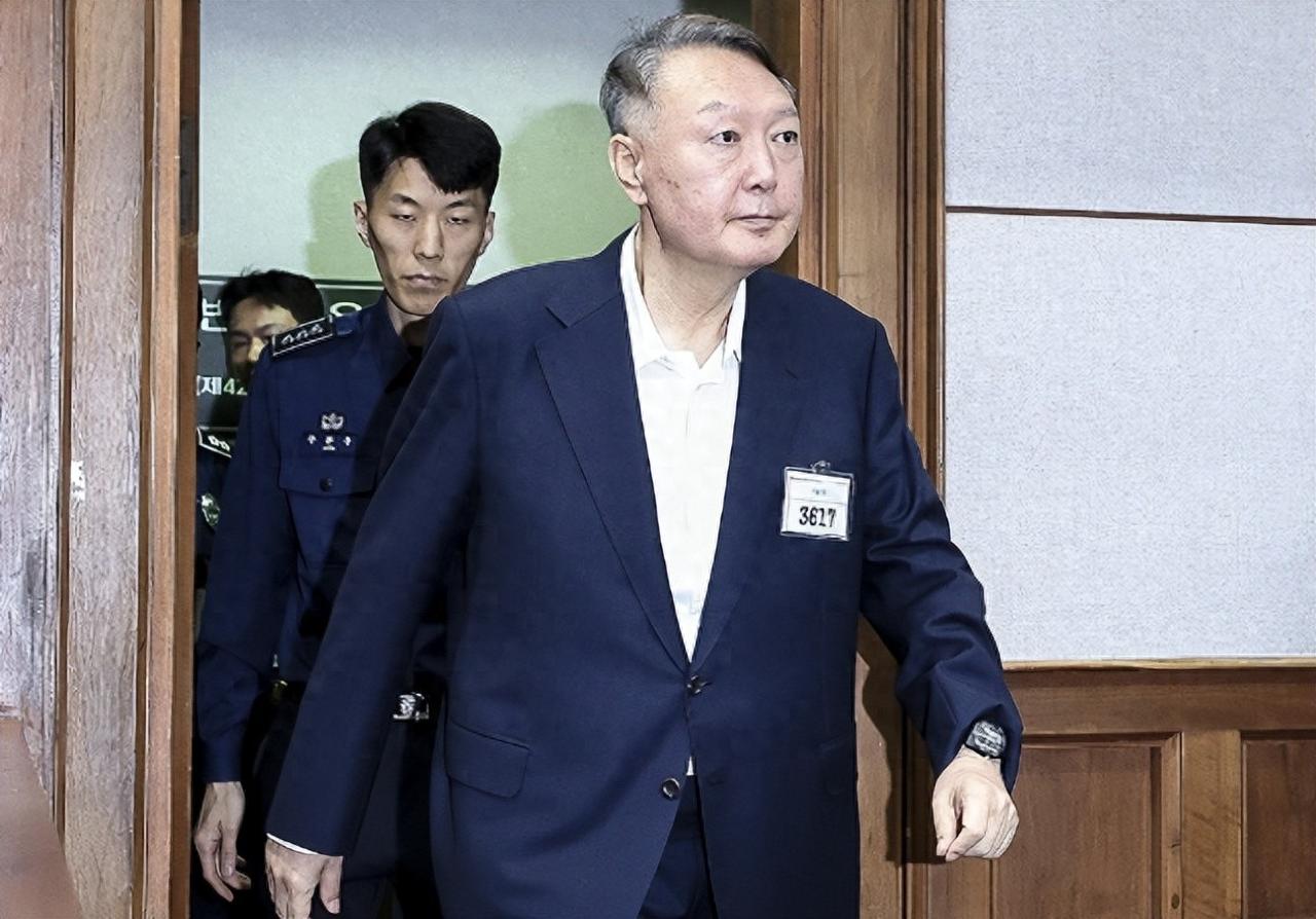 尹锡悦终于出庭受审，身形暴瘦满头白发，当场控诉不公待遇韩国前总统尹锡悦那一身