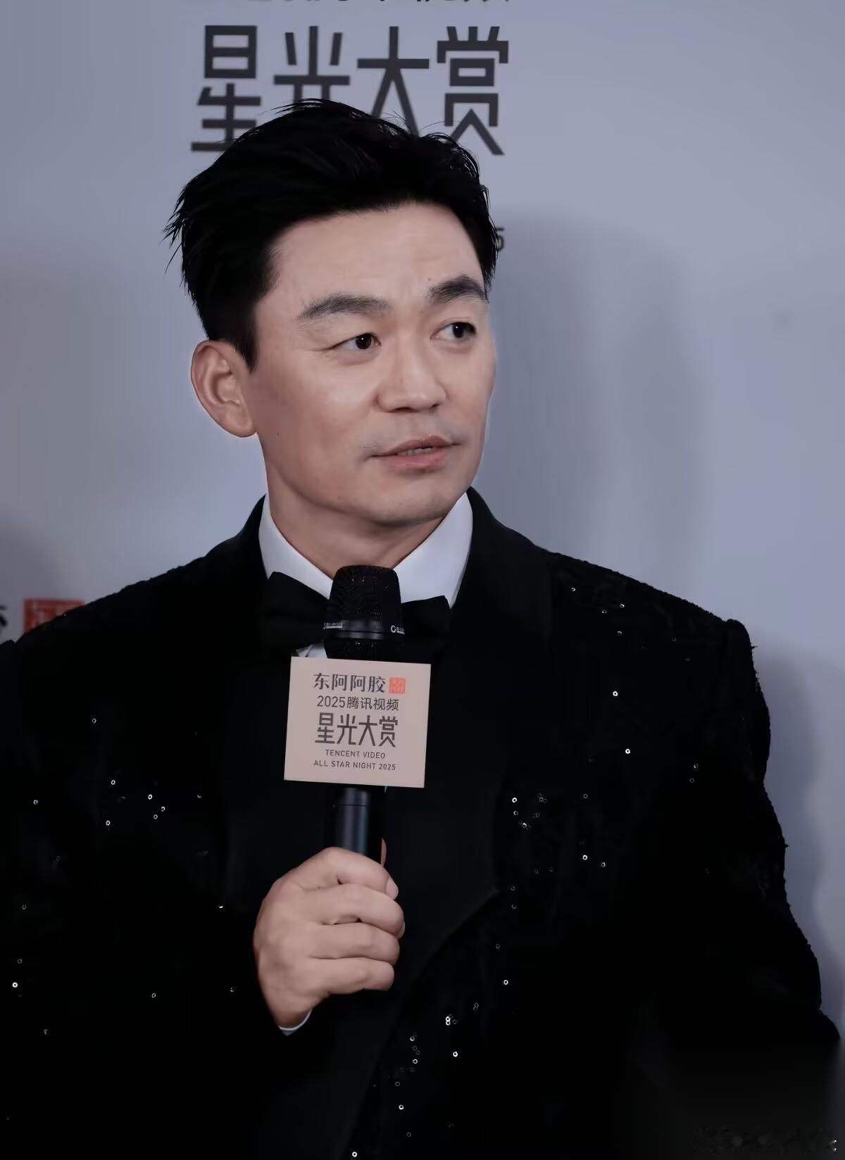 梁家辉扔了颗重磅炸弹：“我合作过这么多导演，王宝强是最狠的那个。”离婚8年，