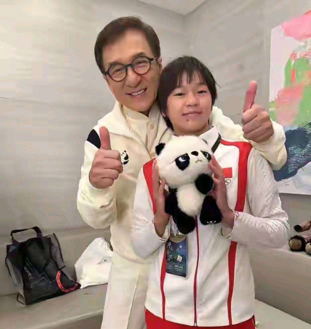 成龙看着全红婵，半开玩笑地抛了个问题：“找你拍电影，免费来不？”现场瞬间安静下