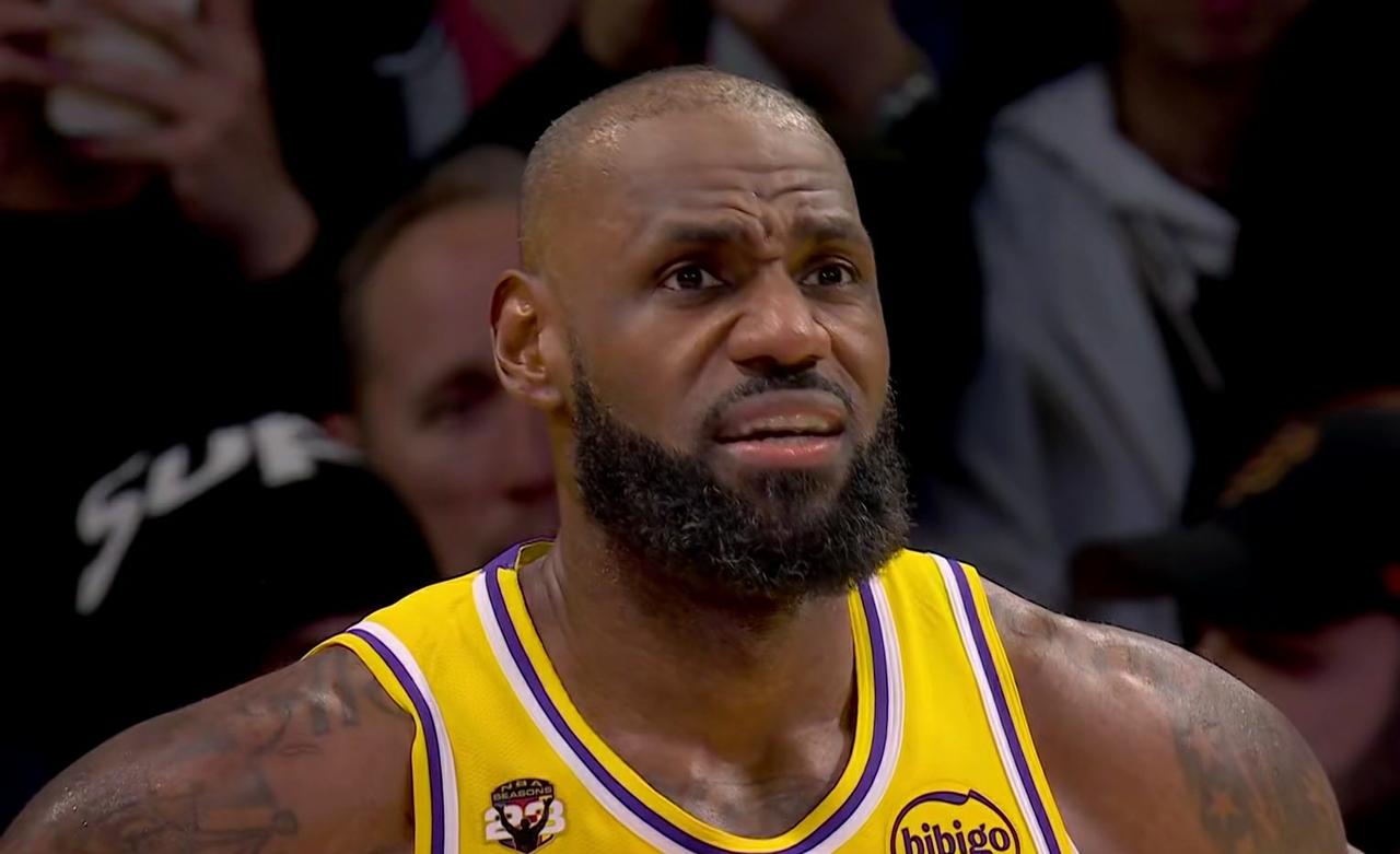 詹姆斯才是真正意义上的越老作妖！在湖人背靠背面对自己曾经最辉煌的热火，半场又是逆