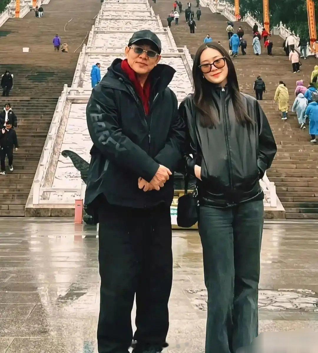 李连杰带‏⁠着22岁的小女儿去‎‍﻿安徽九华山祈⁠‌福，这‌⁠﻿回露面⁠‎看着老