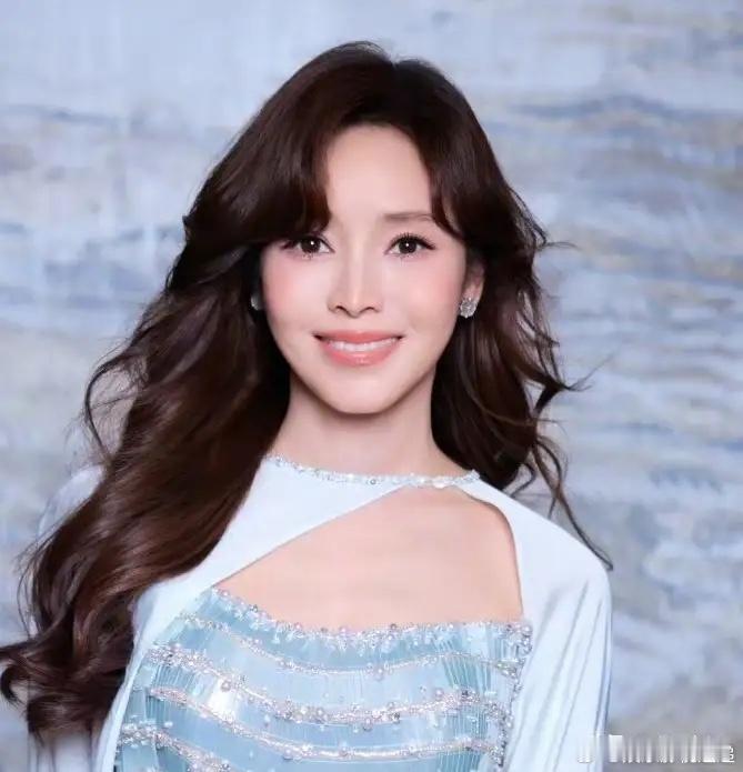 侯佩岑，冲上热搜！4月8日，美女主持人侯佩岑，突然冲上了热搜，不是因为前男友周杰