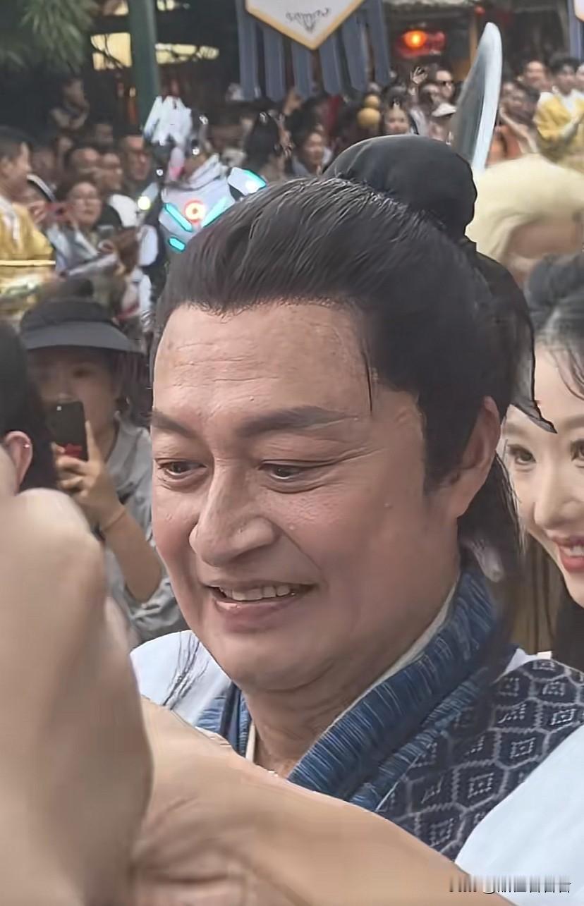 路人镜头下的马景涛，人依然帅气，只是面部有点发福，脸上多了很多抬头纹，眼角也多了