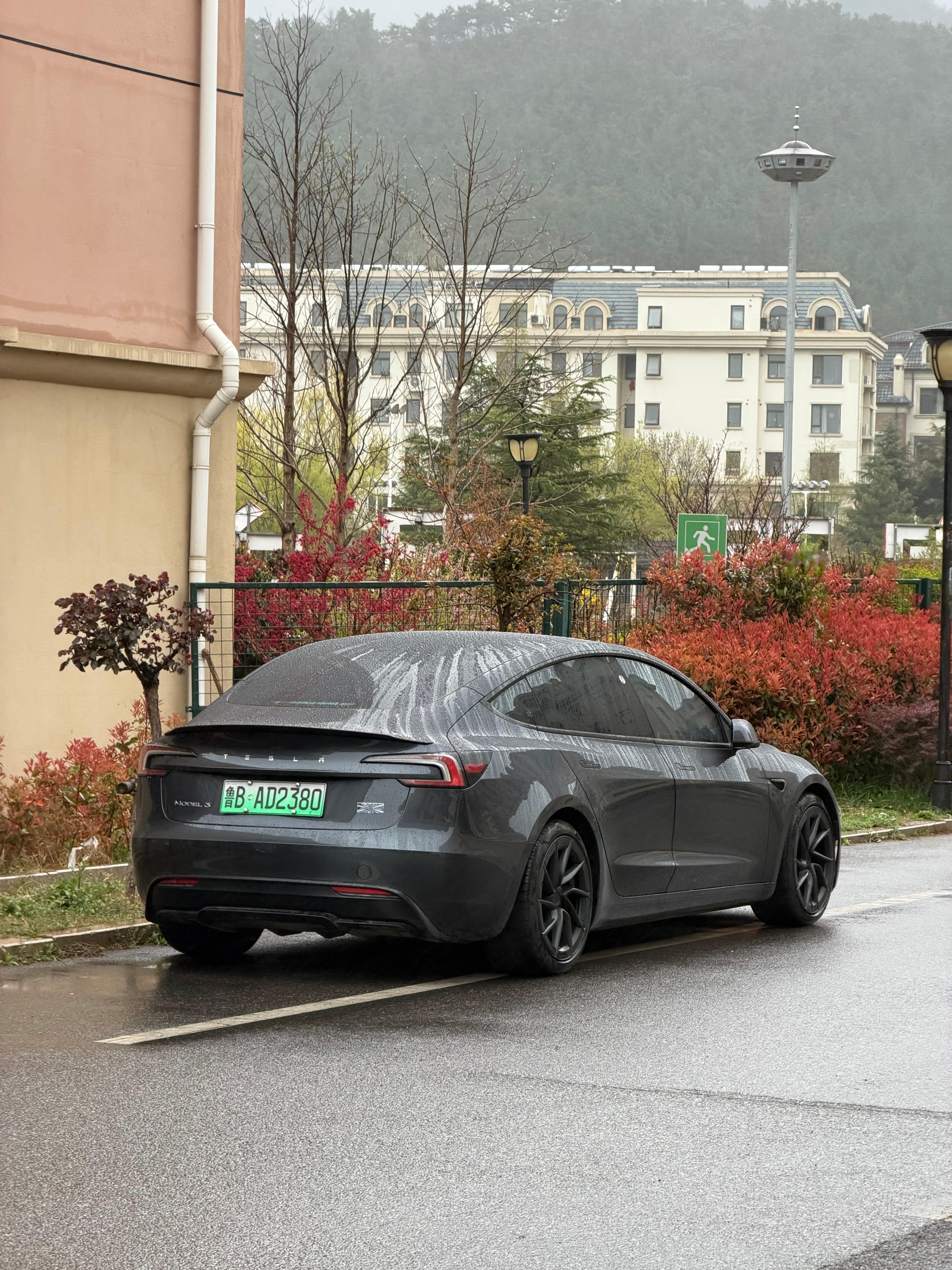 邻居的3P，今天还下小雨感觉轮毂小了点，大点更帅了