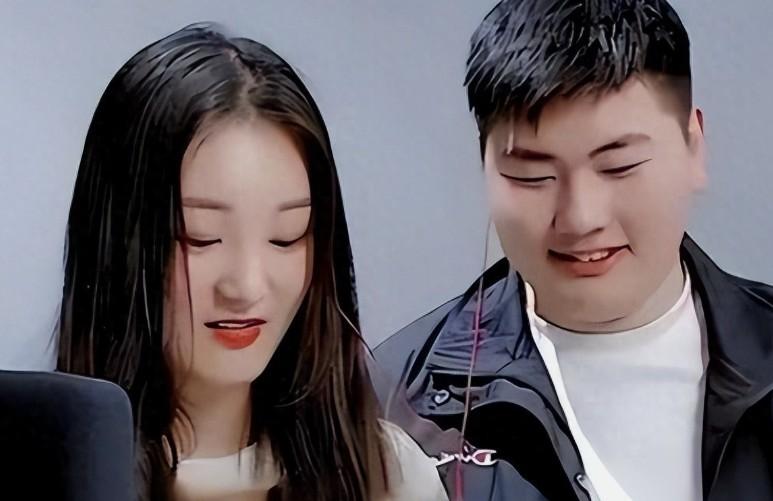 大衣哥前儿媳妇陈亚男可以说是惹了不该惹的名人朱之文。 看看人家小伟现在和陈萌