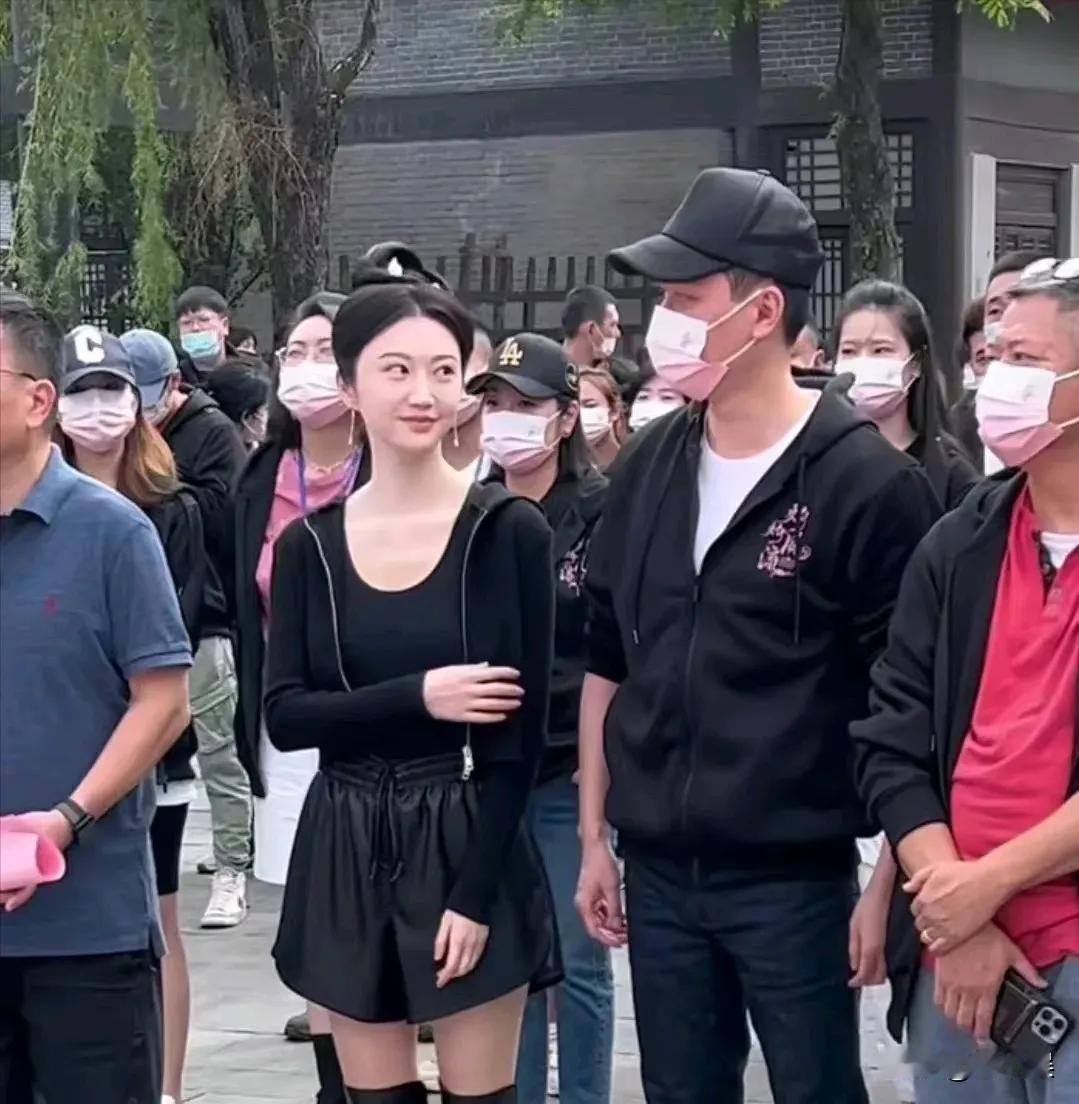 景甜和冯绍峰合影，帅哥美女挺养眼的，不过他们一个离异至今还没再婚，一个至今未婚未