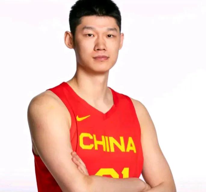 中国男篮即将奔赴亚洲杯赛场，几场热身赛以全胜收队，至于12人大名单也基本确定，只