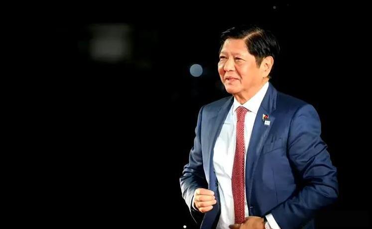马科斯开始有点反复无常了！马科斯在出席中菲建交50周年庆祝活动时竟然说：中菲