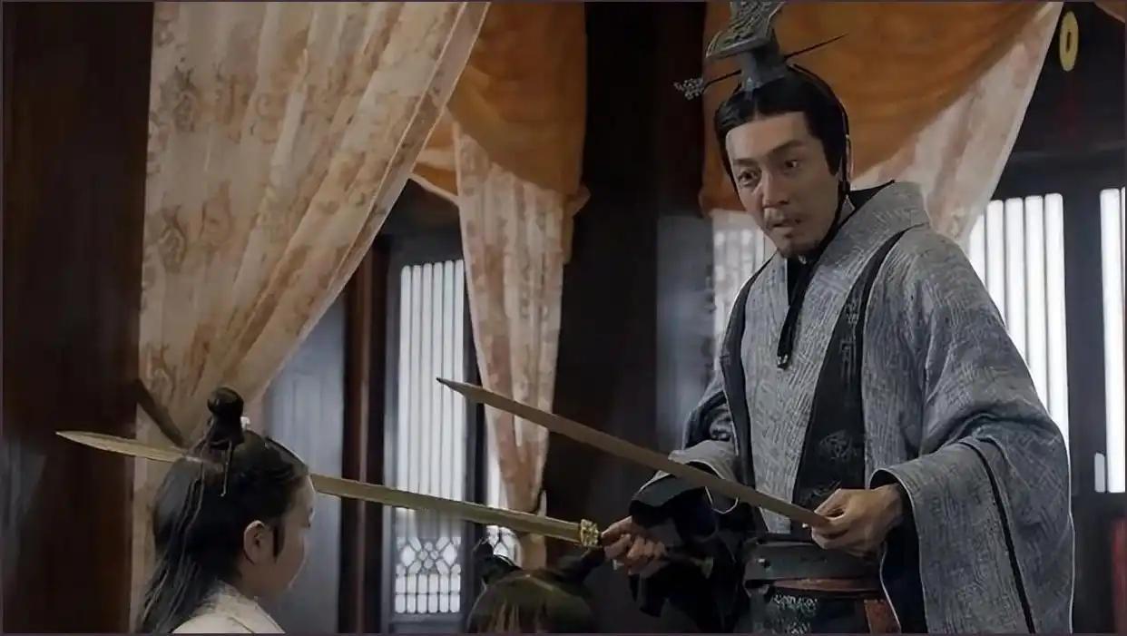 公元前238年，秦王嬴政当众将自己母亲的男宠嫪毐，五马分尸。又亲手下令，把母亲为