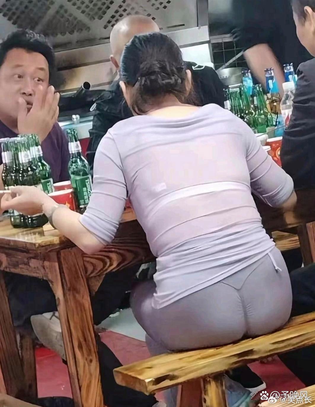 外出吃饭偶然遇见一位女生，身材十分出众，气质看着也挺不错的。​​​
