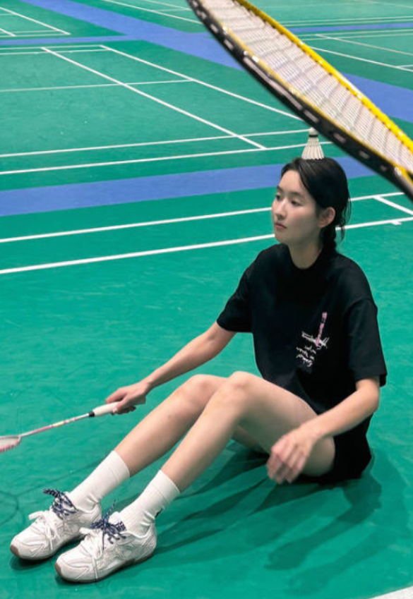王玉雯发文求五月善待生活美照秀出好身材