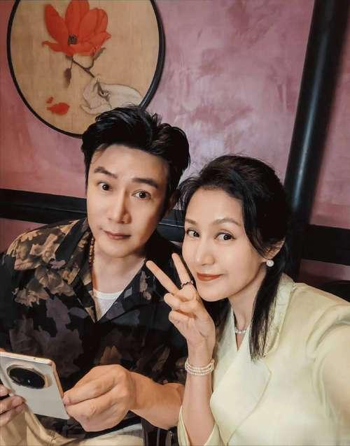 1月6日，陆毅在新疆过50岁生日，17岁的贝儿和14岁的小叶子精心筹备惊喜。宴会