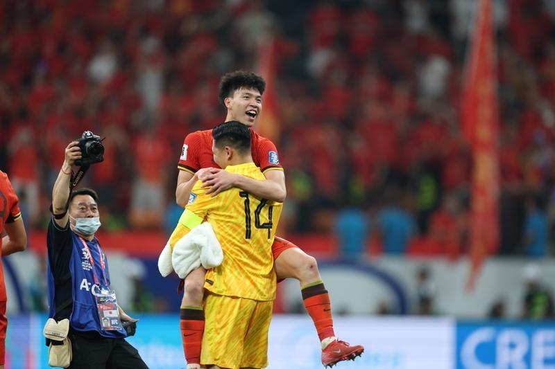 王钰栋，才刚满18.9岁，穿着国家队的战袍，你就这么踢球？下半场队友传球没完