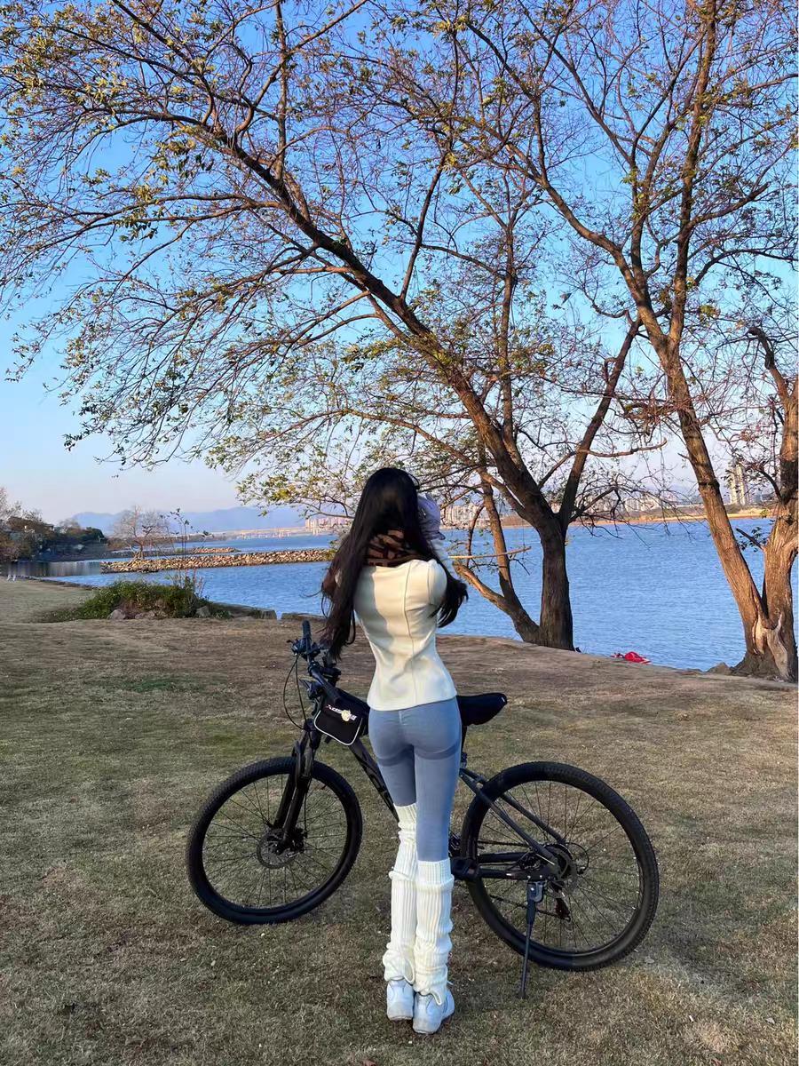 闺蜜穿瑜伽裤上瘾了,怎么办?穿瑜伽裤骑单车，太舒服啦