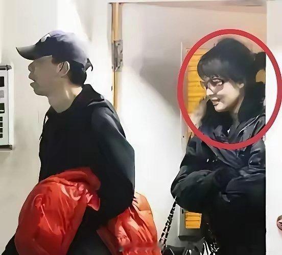 沈星现在在香港接孩子放学，没人认出她。她不是不红了，是自己把名字从热搜里删干净了