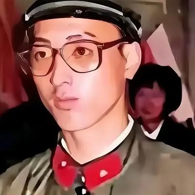 1985年，老山前线，炮火刚歇，一个二十岁的小战士倒在血泊里，双腿被炸得血肉模糊