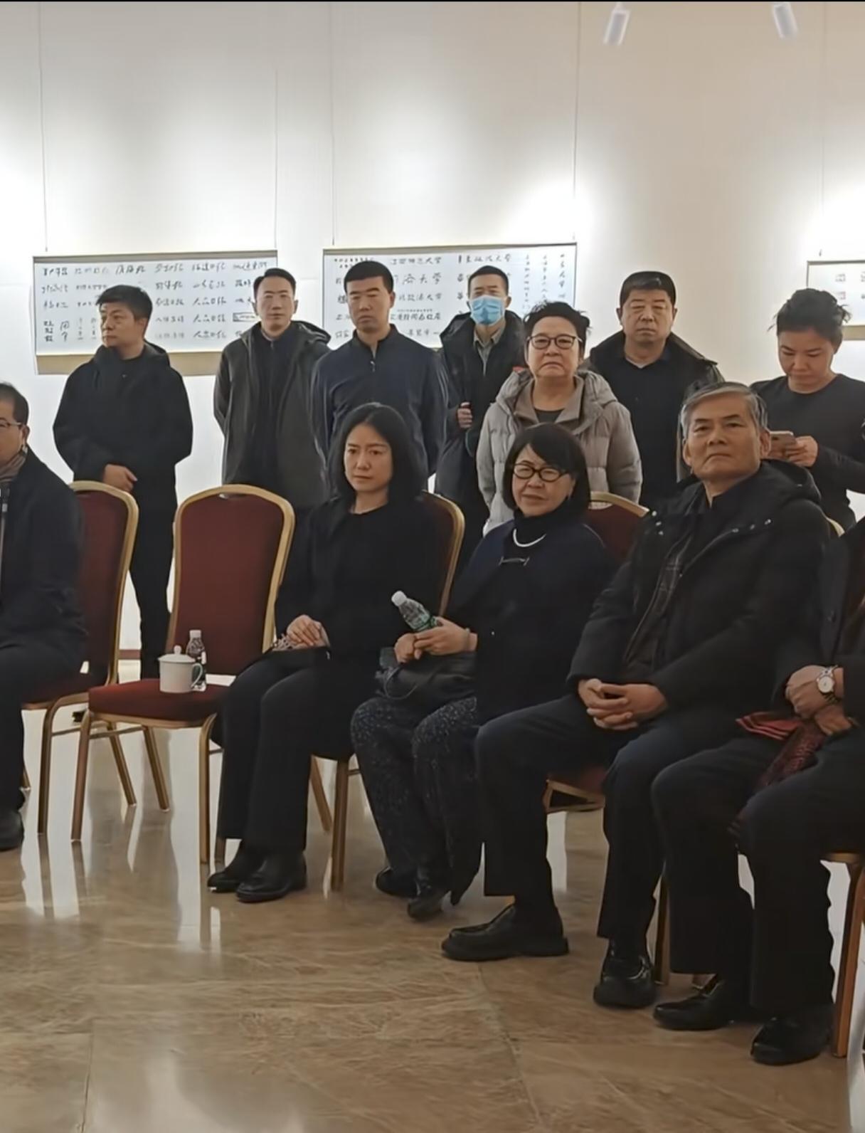 翁帆的端庄真是刻在骨子里的！杨振宁去世后，49岁翁帆首次出席公开活动，看她的坐姿