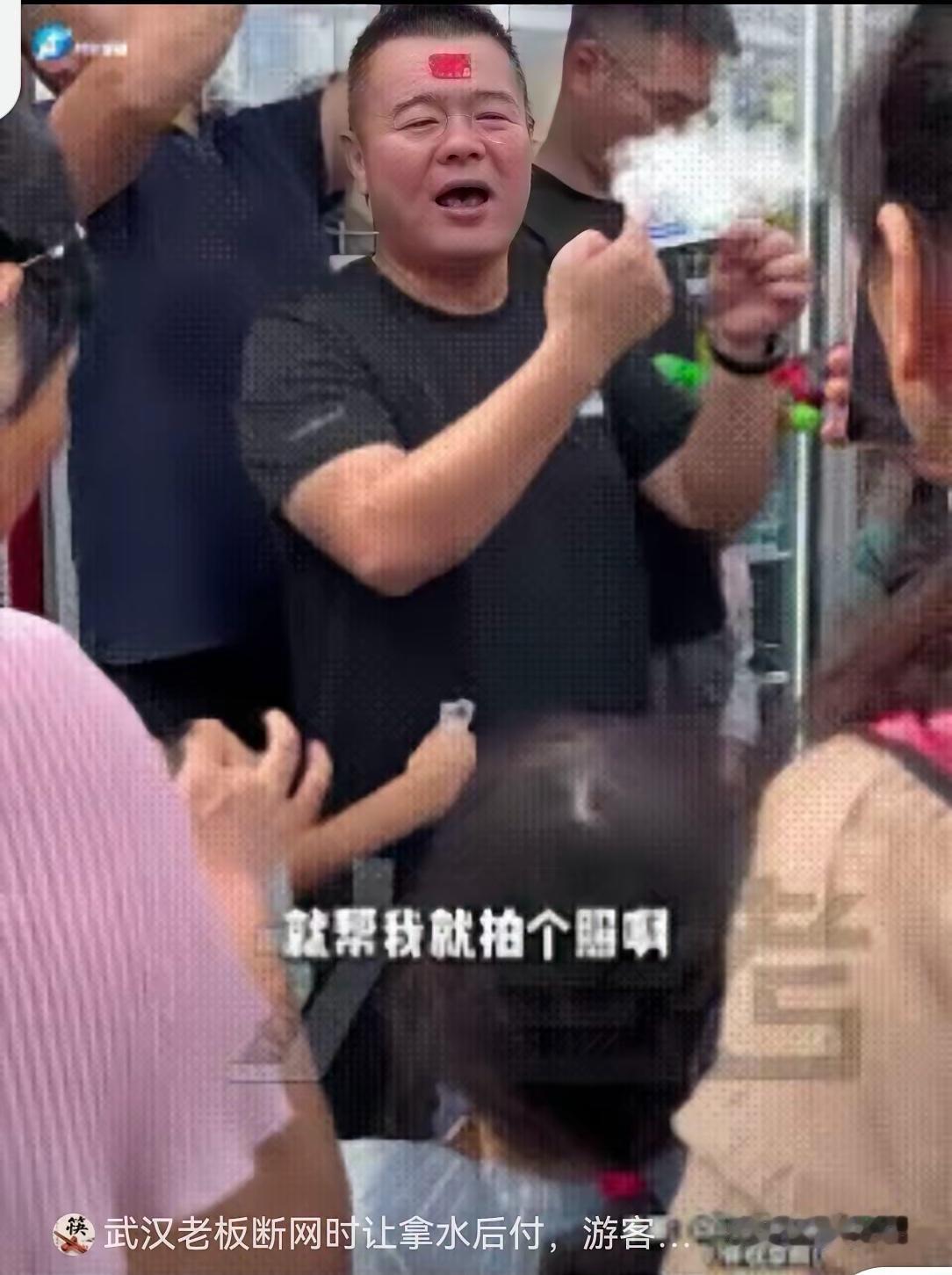 “这就是中国人的默契！”武汉，20万人正挤着看花车巡游，突然间全场断网，游客