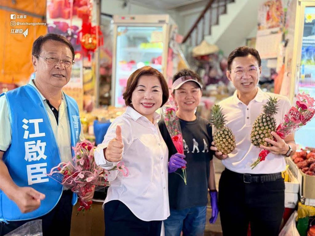 江啟臣今日直搗大雅與沙鹿市場，向攤商與民眾問好致意，除發送康乃馨外，也致贈限量母
