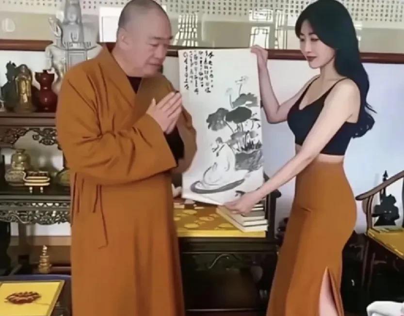 阿信给美女开光，这绝对是个技术活，一般人可干不了，能驾驭这个技术的，非阿信莫属，