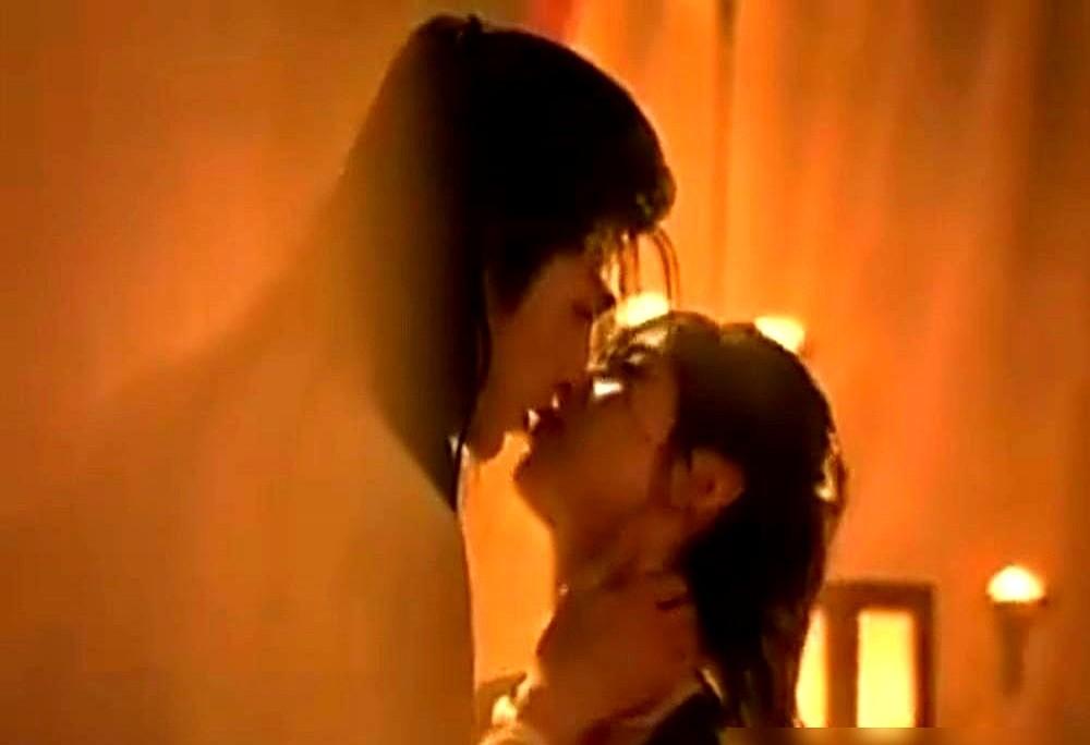 张凌赫的吻戏，现在都得逐帧抠了！《宁安如梦》山洞那场戏，足足拍了22次。他跟