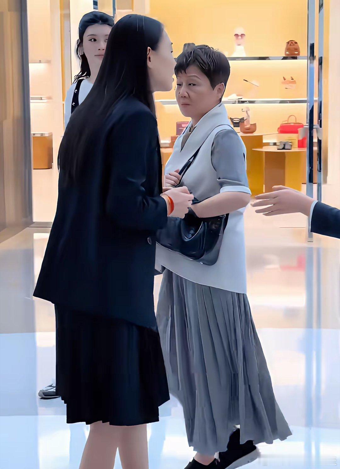这婆媳关系也没谁了。赌王四姨太和梁安琪和儿媳奚梦瑶一起逛街，两人边走边聊，看上去