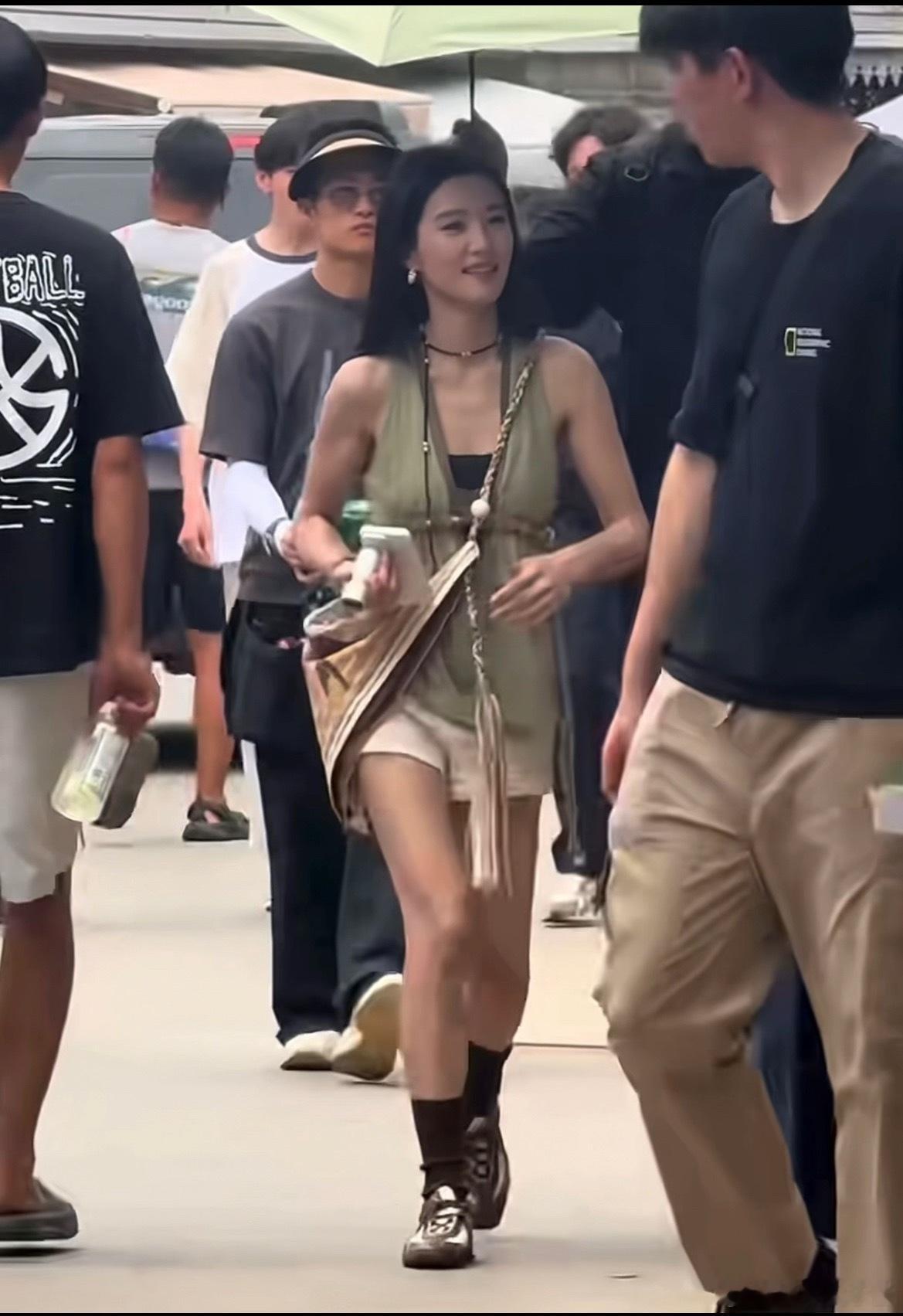 卢昱晓版纳路人镜头下的状态如何​​​