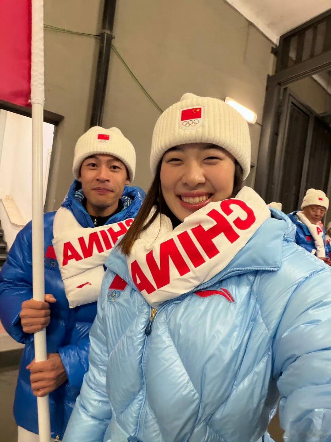 冬奥会中国代表团的服装不错，蓝色羽绒服加白色围巾，看起来好洋气。