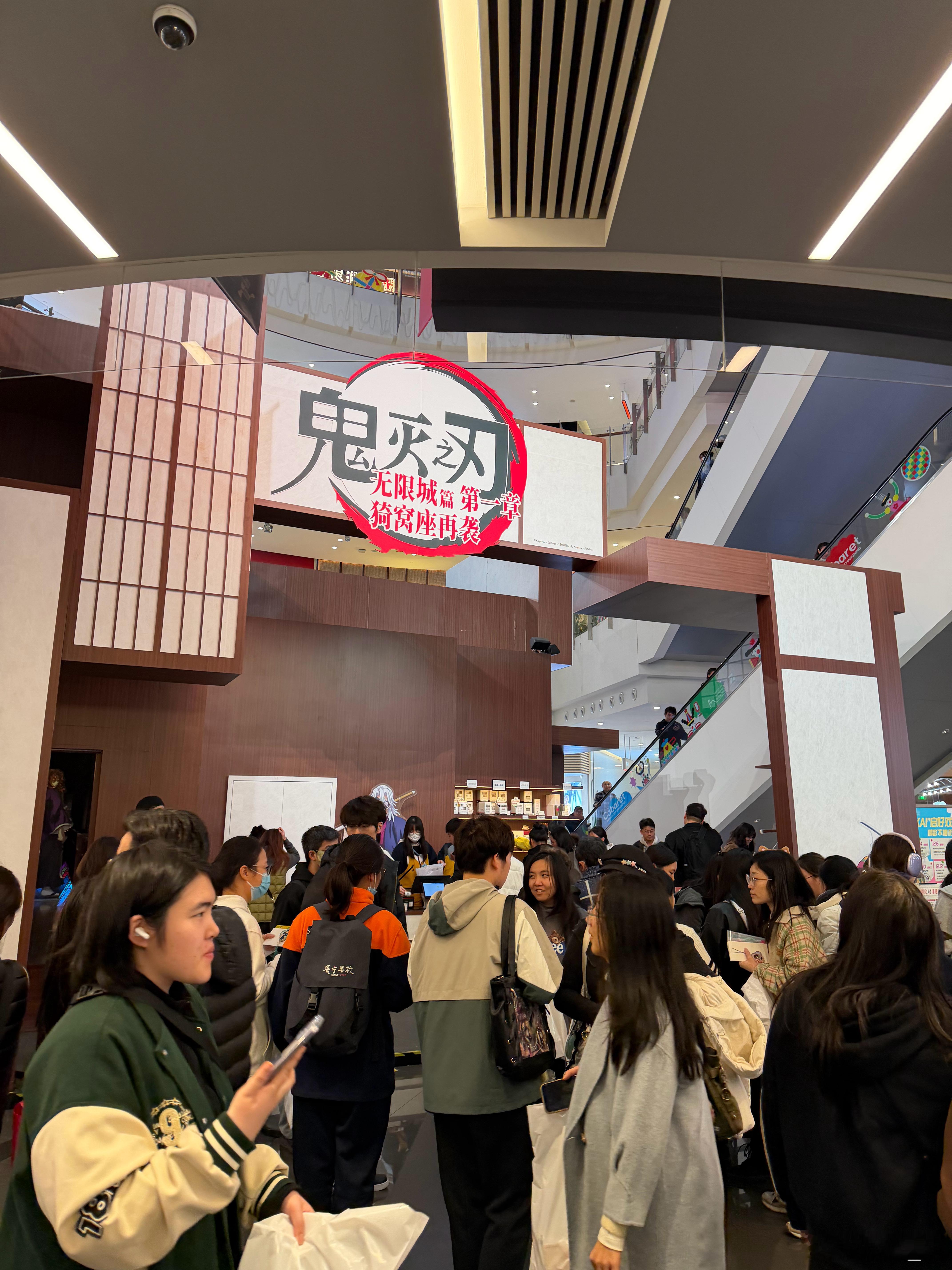 昨天去了中山龙之梦，我很少去那边的商场，新年圣诞气氛都有了。人还多到爆。到处人挤