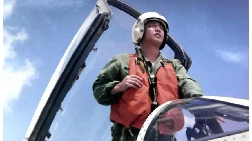 2001年4月1日，在南海靠近海南岛的上空，一场意外的空中碰撞改变了历史轨迹。中