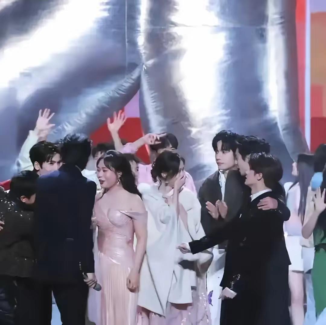 王鹤棣拥抱了一排人，只有一个人买热搜了。女明星热衷于炒cp，说明没有实力，因为