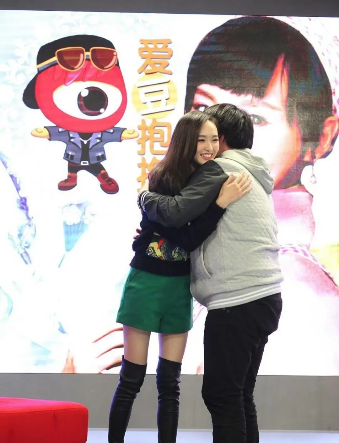 这就是明星与普通人之间的差距。内娱出了名的腿精，身高172的唐嫣，身材自