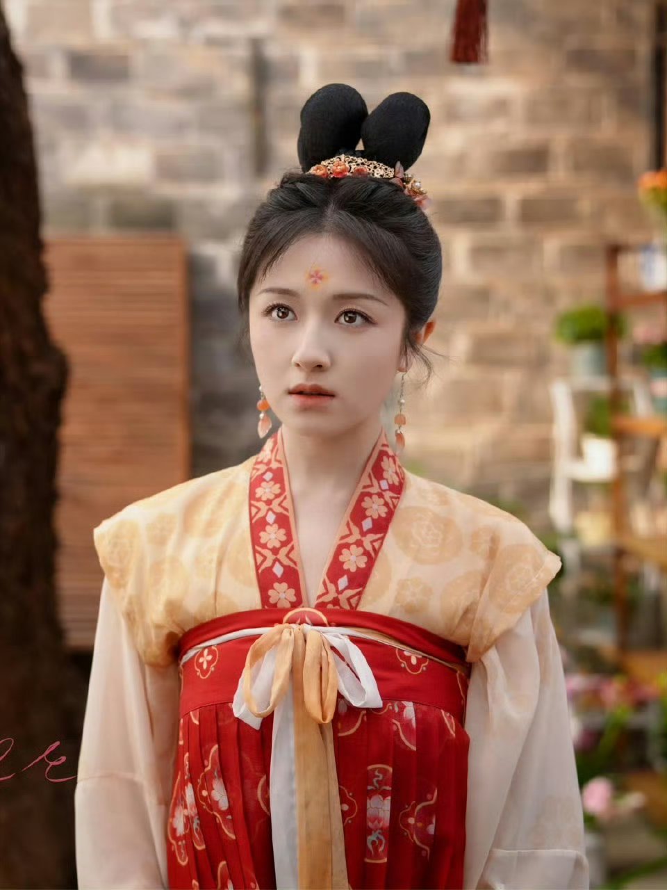 李兰迪脖子短是不是不适合古装？显得头很大