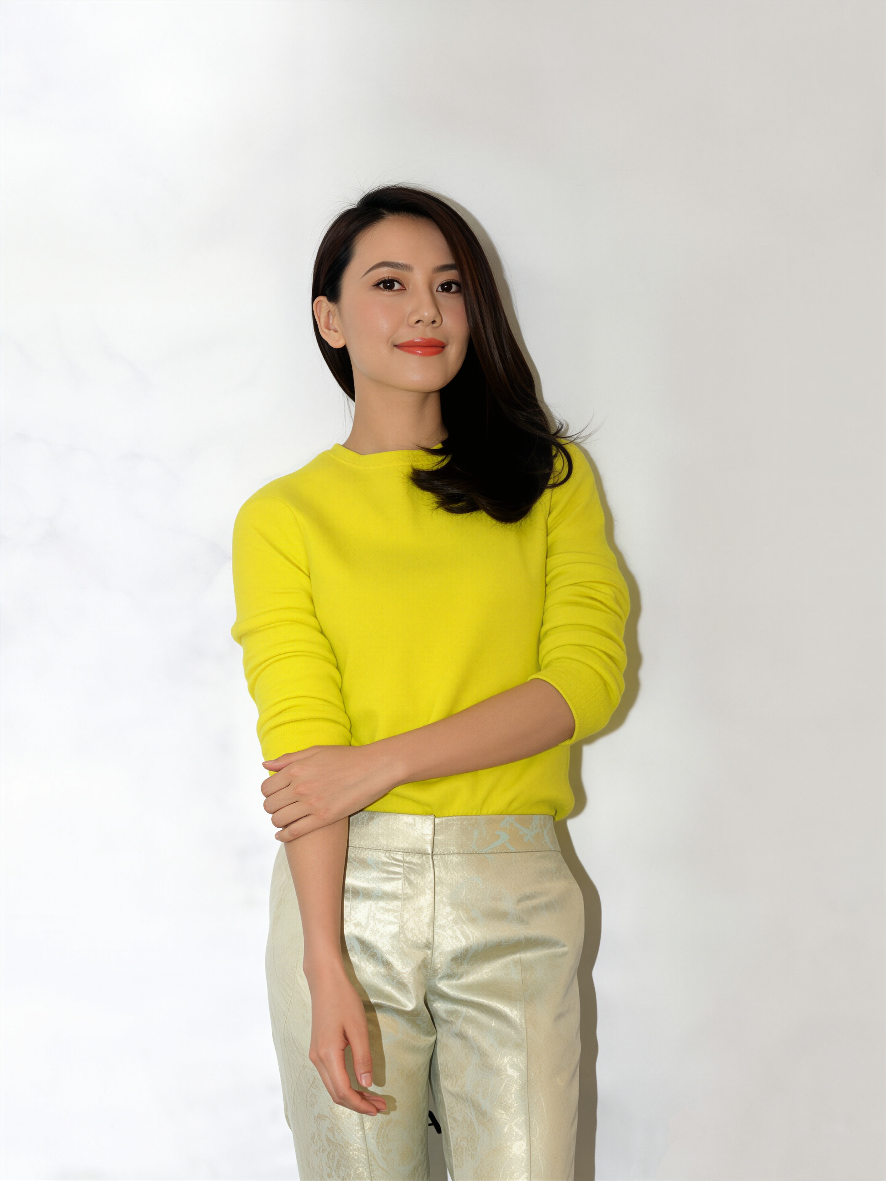 高圆圆一身明黄针织衫搭配银纹裤装，干净利落又充满活力，就像那颗全网刷屏的完美白