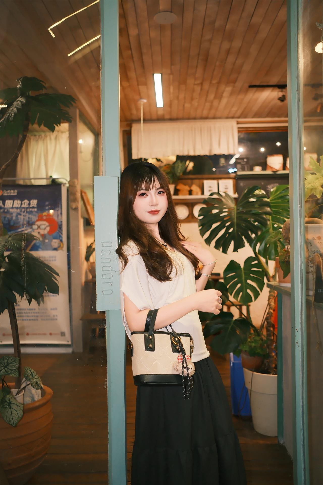 小小姐姐来古镇拍照，边走边拍笑容可亲，只想用镜头快速记录，留下倩影～～日常穿搭分