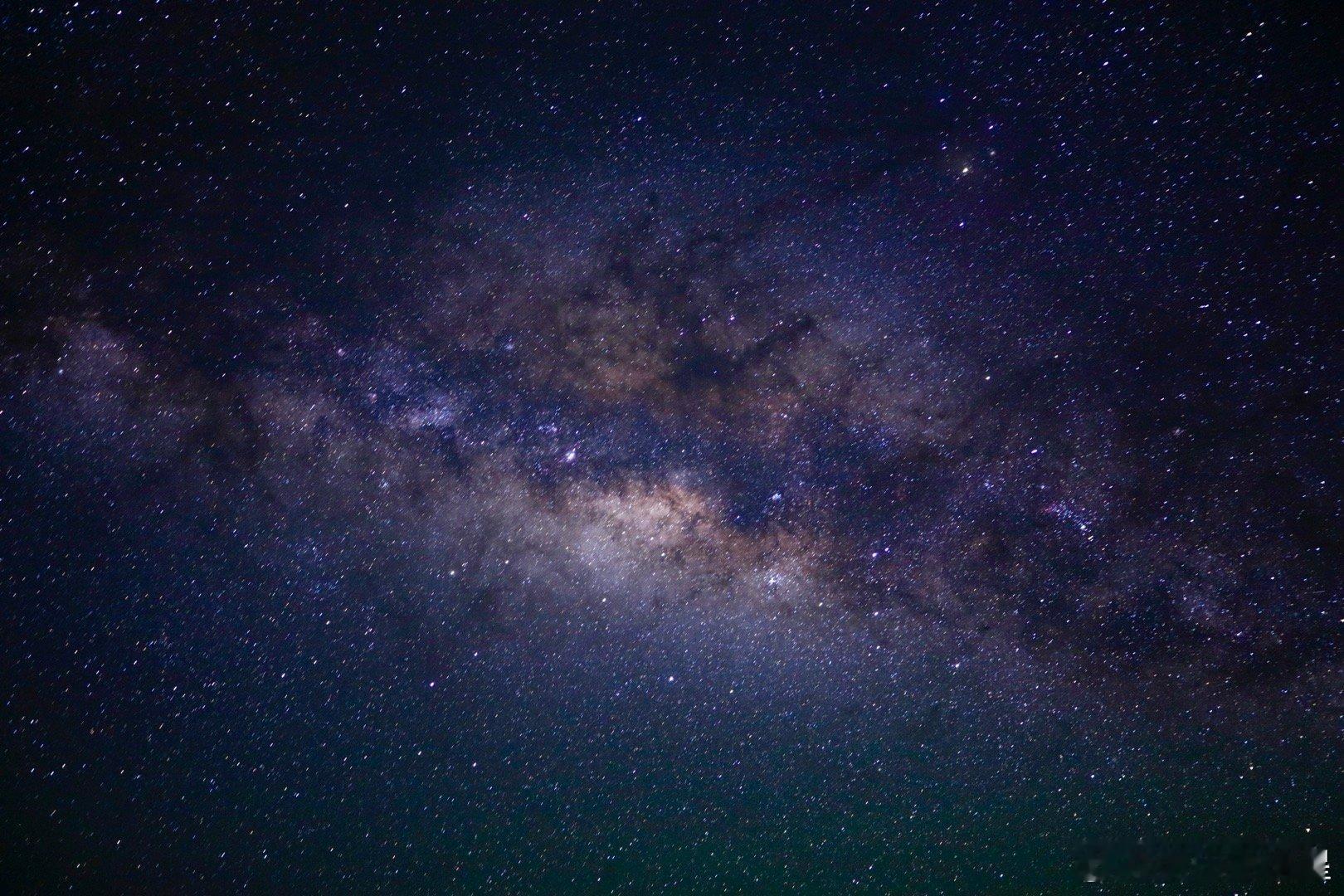夏威夷的星空。夏威夷是北半球观星第一胜地，也是全球最好的三个观星地之一，相机拍银