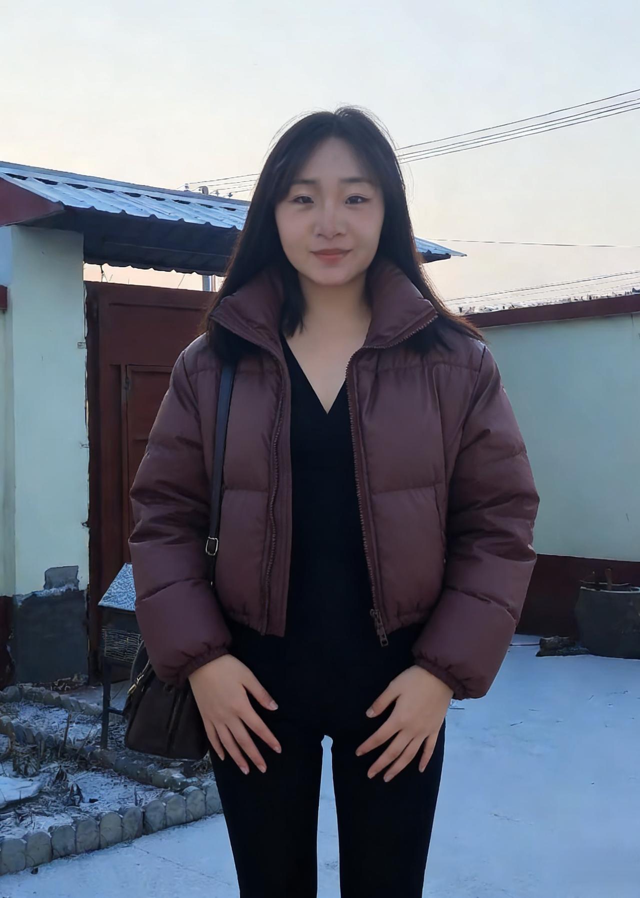 雪压着松枝，也压着她的眉弯那件酒红的羽绒服，像一团暖火在白得晃眼的世界里，轻